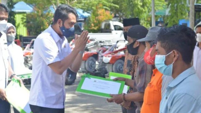 Bupati Sinjai Andi Seto Asapa, saat menyerahkan bantuan secara simbolis kepada petani di Sinjai.