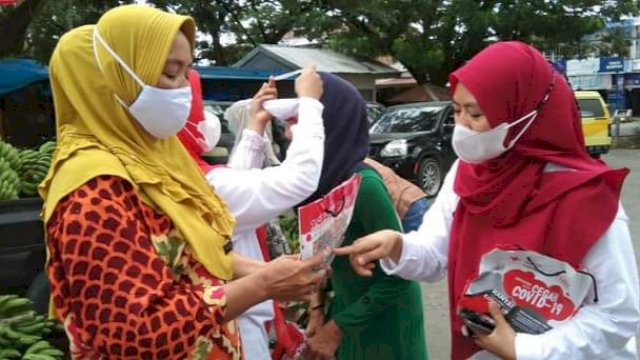 HUT Ke-76, PMI Sinjai Edukasi Prokes ke Pedagang