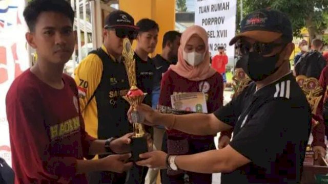 Kadispora Sinjai Hasir Ahmad, saat menyerahkan tropi kepada pemenang lomba.