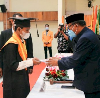 Universitas Lamappapoleonro Soppeng Luluskan Ratusan Mahasiswa, Ini Pesan Wabup Luthfi Halide