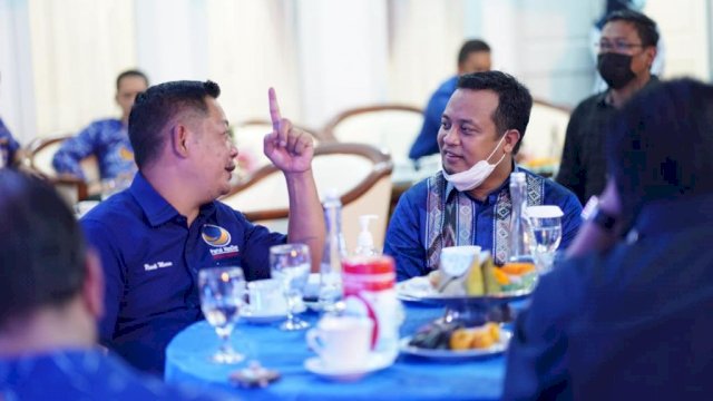 Ketua DPW NasDem Sulsel, Rusdi Masse (kiri) berbincang dengan Plt Gubernur Sulsel, Andi Sudirman Sulaiman pada sebuah kesempatan belum lama ini.