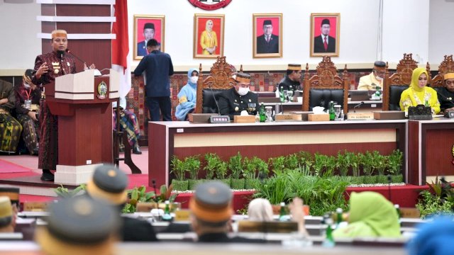 Plt Gubernur Sulsel Andi Sudirman Sulaiman, memberikan sambutan saat Rapat Paripurna DPRD Sulsel memperingati HUT 352 Provinsi Sulawesi Selatan, Selasa (19/10/2021).
