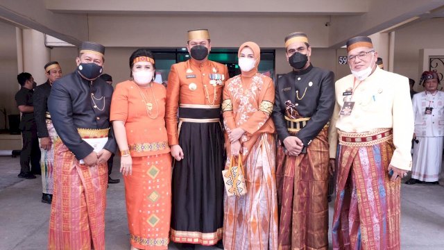 Bupati Gowa Adnan Purochta Ichsan (tengah), usai menghadiri Rapat Paripurna DPRD Sulsel Peringatan HUT ke-352 Tahun, Selasa (19/10/2021).