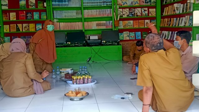 Tim Pustakawan Kabupaten Soppeng mengunjungi Perpustakaan Desa Lompulle, Selasa (19/10/2021).