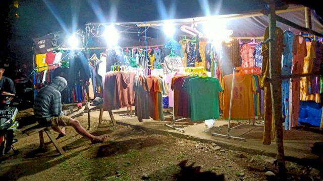 Suasana dagangan di Perapatan Jalan Desa Labokong Kabupaten Soppeng, Selasa (19/10/2021).