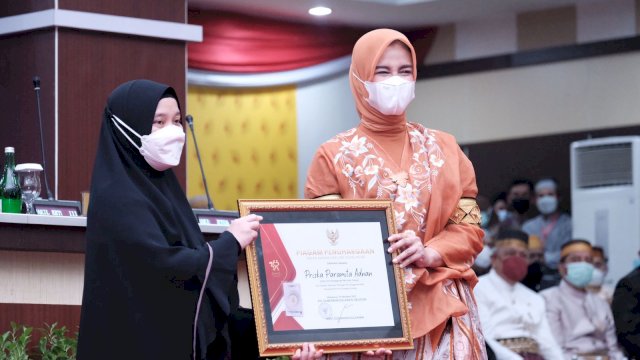 Ketua TP PKK Kabupaten Gowa Priska Paramita Adnan, saat menerima penghargaan Plt Ketua PKK Sulsel Naoemi Octarina, sebagai daerah dengan cakupan vaksinasi tertinggi pada Kegiatan Kebut Vaksin TP PKK Sulsel. (Istimewa)
