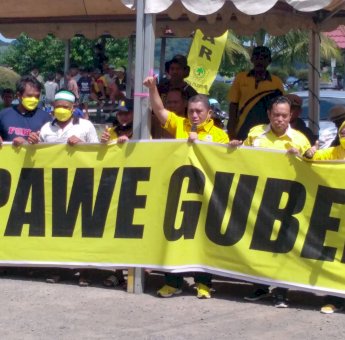 Rayakan HUT ke-57, Kader Golkar di Parepare Bagi-bagi Sembako ke Nelayan