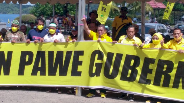 Puluhan Kader Partai Golkar Kota Parepare bersama para nelayan membentangkan spanduk bertuliskan Taufan Pawe Gubernur, di Taman Pantai Mattirotasi, Rabu (20/10/2021).