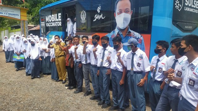 Mobile Vaccinator saat mengunjungi sekolah-sekolah di Kabupaten Maros, Selasa (19/10/2021).