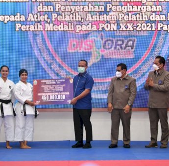 Andi Sudirman Serahkan Bonus PON Papua, Atlet Sebut Pemerintah Penuhi Janji
