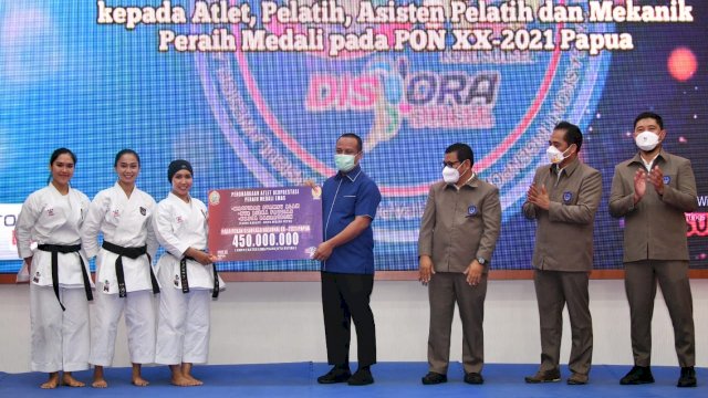 Plt Gubernur Sulsel Andi Sudirman Sulaiman, menyerahkan Bonus secara simbolis kepada Atlet Sulsel yang mengikuti PON XXII di Papua, Selasa (19/10/2021).