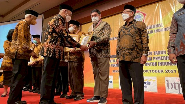 Sekretaris Daerah Provinsi Sulsel Abdul Hayat Gani, menerima pemghargaan dari Persatuan Wredatama Republik Indonesia yang kelima kali, Kamis (21/10/2021).