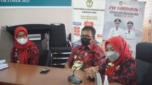 Penjabat Sekda Gowa, Kamsina, saat memberikan sambutan pada Pembahasan Draft Kesepakatan Bersama dan Perjanjian Kerjasama antara Pemkab Gowa dan USAID dalam menurunkan AKI dan AKB di Ruang Rapat BPKAD Pemkab Gowa, Kamis (21/10/2021).