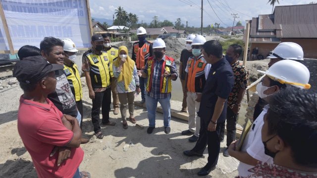 Anggota Komisi V DPR RI, Muhammad Fauzi saat meninjau pembangunan jembatan di Desa Radda Kabupaten Luwu Utara. Kamis (21/10/2021)