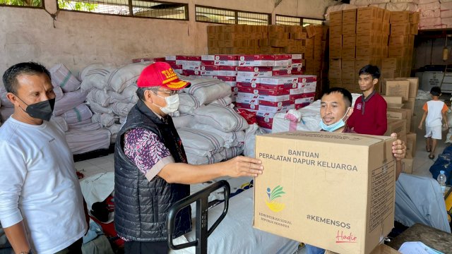 Persiapan Bantuan untuk warga Korban Banjir dan Longsor di Toraja Utara oleh Dinas Sosial dan BPBD Provinsi Sulsel, Kamis (21/10/2021).