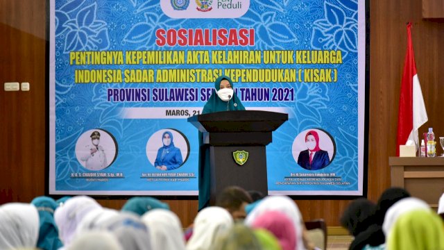 Plt Ketua PKK Sulsel Naoemi Octarina, memberikan sambutan saat sosialisasi Pentingnya Kepemilikan Akta Kelahiran di harapan Ratusan Warga Kabupaten Maros, Kamis (21/10/2021).