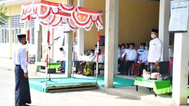 Upacara Hari Santri Nasional Tingkat Kabupaten Sinjai yang dipusatkan di Pondok Pesantren Darul Ihsan Sahole Kecamatan Sinjai Timur, Jumat (22/10/2021).