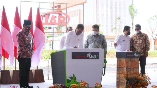 Presiden RI Joko Widodo, saat meresmikan Pabrik Biodiesel yang berdiri dibawah naungan PT. Jholin Group milih H. Isam di Kabupaten Tanah Bumbu, Kalimantan Selatan.