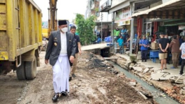 Bupati Wajo Amran Mahmud, saat memantau langsung proses pembersihan atau normalisasi pada saluran drainase di kawasan Pasar Sentral Sengkang, Jumat (22/10/2021).