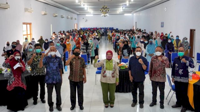 Sosialisasi Pelayanan Kesehatan Rujukan dan Vaksinasi Covid-19, oleh Anggota DPR RI Aliyah Mustika Ilham di Aula Reyhan, Keecamatan Benteng Kabupaten Kepulauan Selayar, Jumat (22/10/2021).