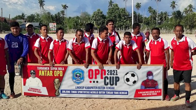 Tim sepak bola Setwan DPRD Buteng dalam OPD Buteng Cup 2021