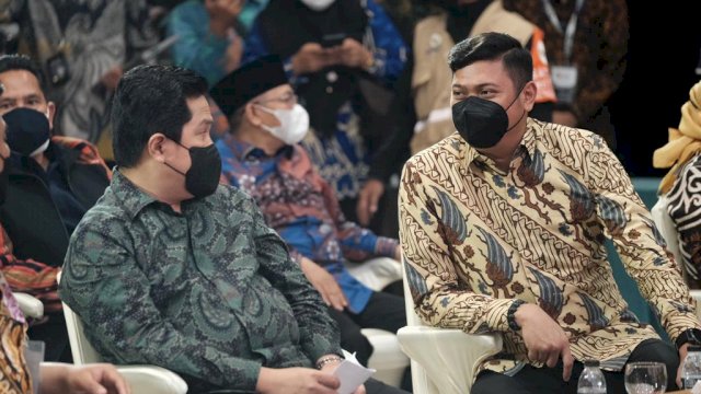 Bupati Gowa sekaligus Sekretaris Jenderal APKASI Adnan Purichta Ichsan, berbincang dengan Menteri BUMN Erick Tohir, di sela-sela penutupan APKASI Otonomi Expo 2021, di Hall A Jakarta Convention Centre (JCC) Senayan Jakarta, Jumat (21/10/2021).