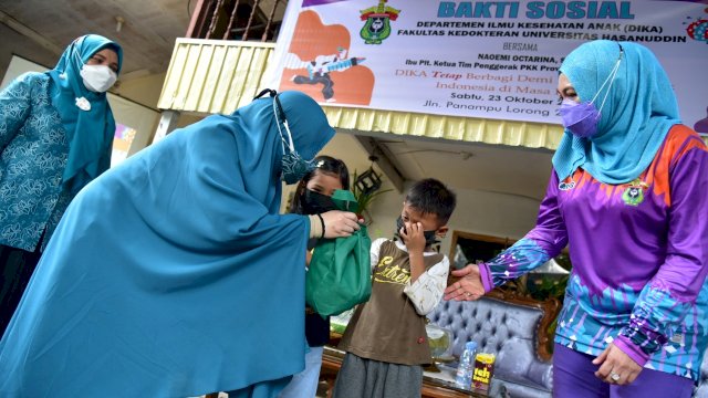 Bakti Sosial DIKA Fakultas Kedokteran Universitas Hasanuddin di jalan Pannampu Kota Makassar, Sabtu (23/10/2021).