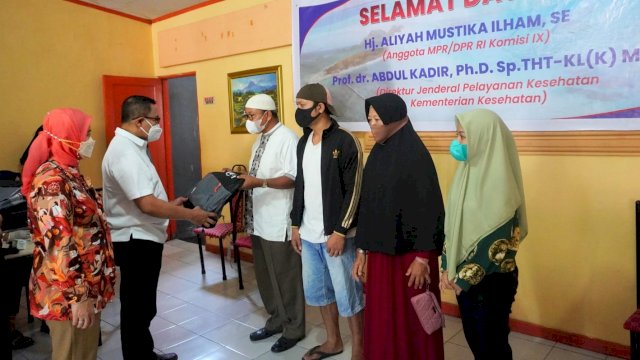 Direktur Jendral Pelayanan Kesehatan Kemenkes Prof.dr.Abdul Kadir, bersama Anggota Komisi IX DPR RI Aliyah Mustika Ilham, saat meninjau proses Vaksinasi massal di Gedung Serba Guna Hotel Rayhan Selayar, Sabtu (23/10/2021).