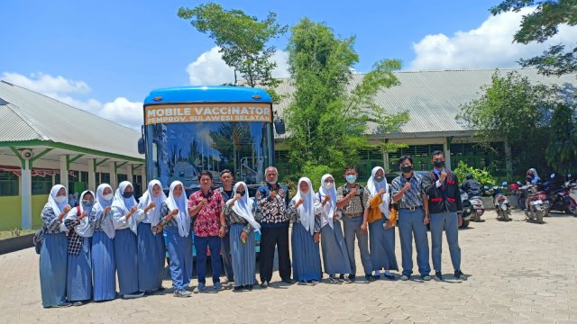 Mobil Vaccinator saat tiba di salah satu sekolah di Kabupaten Jeneponto untuk melakukan vaksinasi bagi siswa SMA sederajat.