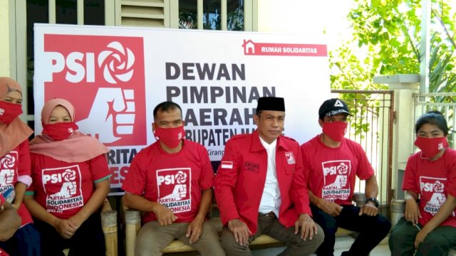 Puluhan Pengurus DPD Partai Solidaritas Indinesia (PSI) Kabupaten Majene saat kumpul di Sekretariat sebelum melakukan Sebuan Vaksinasi, Sabtu (23/10/2021).