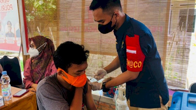 Salah Tenaga Medis Polres Majene melakukan suntikan Vaksin kepada salah satu warga di Gerai vaksin Polres Majene, Minggu (24/10/2021).