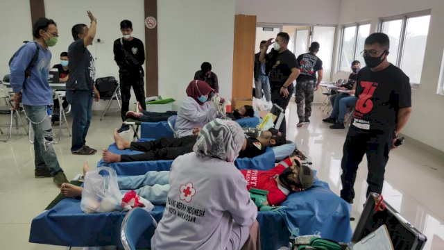 Donor Darah Bakti Pemuda berlangsung di Markas PMI Kota Makassar, Minggu (24/10/2021).