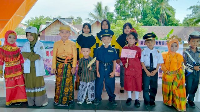 .Student AA Course saat mengikuti kompetisi di Tribun Lapangan Sinjai Bersatu.