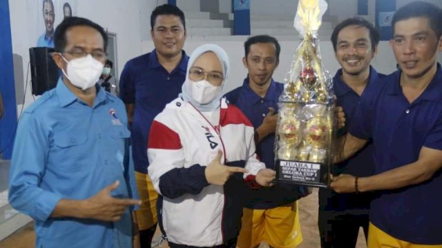 Bupati Mamuju Sitti Sutinah Suhardi, didampingi Ketua DPW Partai Gelora Sulawesi Barat menyerahkan Tropi Juara 1 Sepak Takraw Tim Garuda Mamuju, Sabtun(23/10/2021).