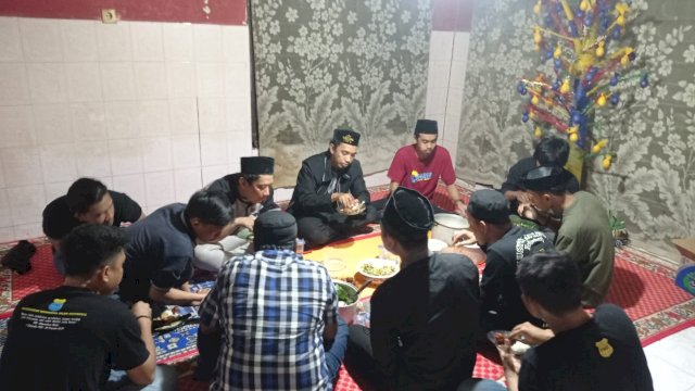 Pergerakan Mahasiswa Islam Indonesia (PMII) Komisariat Universitas Negeri Makassar (UNM) bersama Awal Care memperingati Maulid Nabi Muhammad SAW di Sekretariat PMII Komisariat UNM, di Jl Cokonuri, Minggu (24/10/2021).