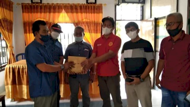 Pemyerahan bantuan oleh Tim Andalan Sulsel Peduli kepada Korban Angin Puting Beliung di Kabupaten Pinrang, Minggu (24/10/2021).