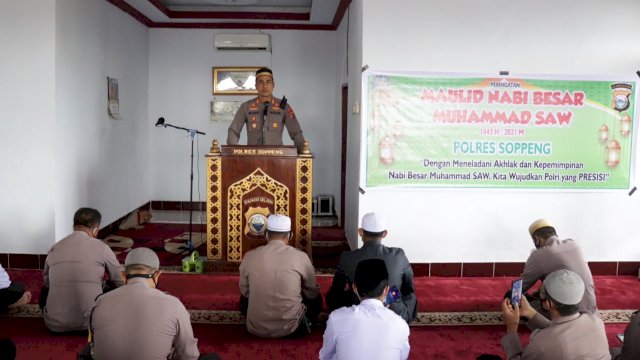 Kapolres Soppeng AKBP Roni Mustofa, memberikan arahan kepada Ratusan Personel Polres Soppeng saat peringatan Maulid Nabi Muhammad SAW di Masjid Taqwa Aspol, Senin (25/10/2021).