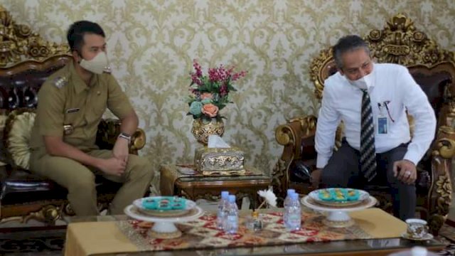 Bupati Sinjai Andi Seto Ghaditsa Asapa, berbincang dengan Pimpinan Cabang BNI Bulukumba Heruny Said, di Rumah Jabatannya, Senin (25/10/2021).