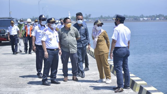Anggota Komisi V DPR RI Muhammad Fauzi bersama Bupati Luwu Utara Indah Putri Indriani, meninjau Pelabuhan Munte, Senin (25/10/2021). FOTO: Bayu Firmansyah