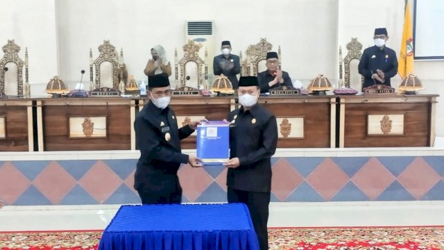 Ketua DPRD Wajo Andi Muhammad Alauddin Palaguna, menyerahkan Draft Perda kepada Bupati Amran Mahmud.