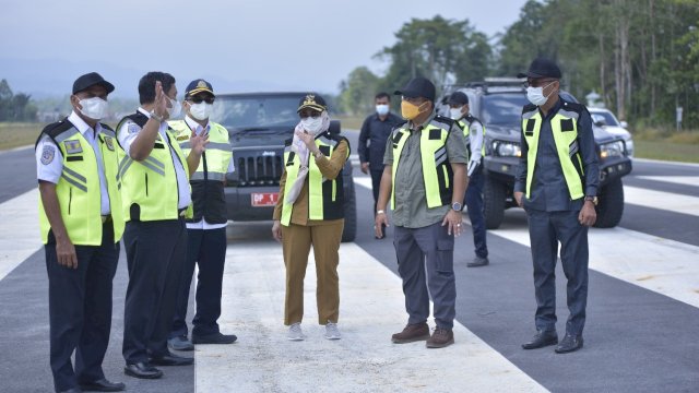 Anggota Komisi V DPR RI Muhammsd Fauzi bersama Bupati Luwu Utara Indah Putri Indriani, saat meninjau Bandara Andi Jemma Masamba, Selasa (26/10/2021).