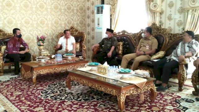 Bupati Sinjai Andi Seto Asapa menerima Pengurus Dewan Koperasi Indonesia Wilayah (Dekopinwil) Sulawesi Selatan di Rumah Jabatan Bupati Sinjai, Selasa (26/10/2021).