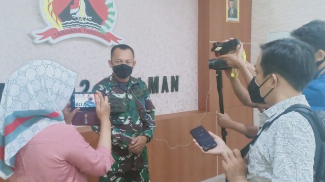 Komandan Kodim 1420/Polman Letkol Czi Masni Etha Yanurianedhi, M.Tr (Han) saat diwawancarai awak Media, Selasa (26/10/2021).