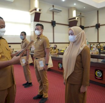 Serahkan SK Pengangkatan PNS dan CPNS Lulusan IPDN, Plt Gubernur Minta Jalankan Tugas Secara Amanah