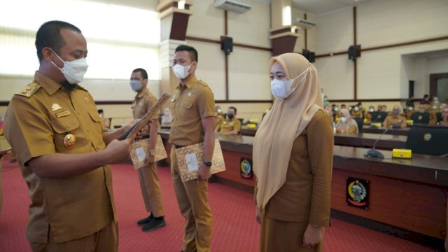 Plt Gubernur Sulsel Andi Sudirman Sulaiman menyerahkan SK kepaalda PNS dan CPNS Lulusan IPDN di Ruang Rapat Pimpinan Kantor Gubernur Sulsel, Selasa (26/10/2021).