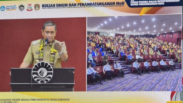 Bupati Wajo Amran Mahmud, memberikan sambutan saat membawakan Kuliah Umum di Menara Phinisi UNM, Selasa (26/10/2021).