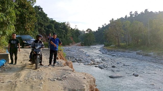 Wakil Ketua DPRD Luwu Utara Karemuddin, berbincang dengan salah seorang pengguna Jalan saat meninjau Jalur Utama Masamba-Maipi yang terdampak Longsor beberapa waktu lalu, Selasa (26/10/2021).