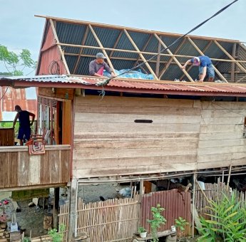 Respon Cepat, Andi Sudirman Instruksikan Kirim Logistik Untuk Korban Angin Puting Beliung di Wajo