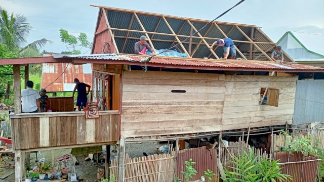 Salah satu rumah warga di Kabupaten Wajo yang terkena bencana Angin Puting Beliung, Selasa (26/10/2021).