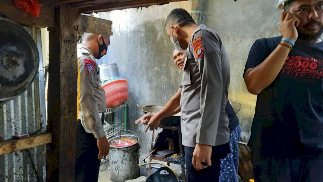 Anggota Polres Majene saat mendatangi rumahs alah satu warga korban kebakaran, Rabu (27/10/2021).